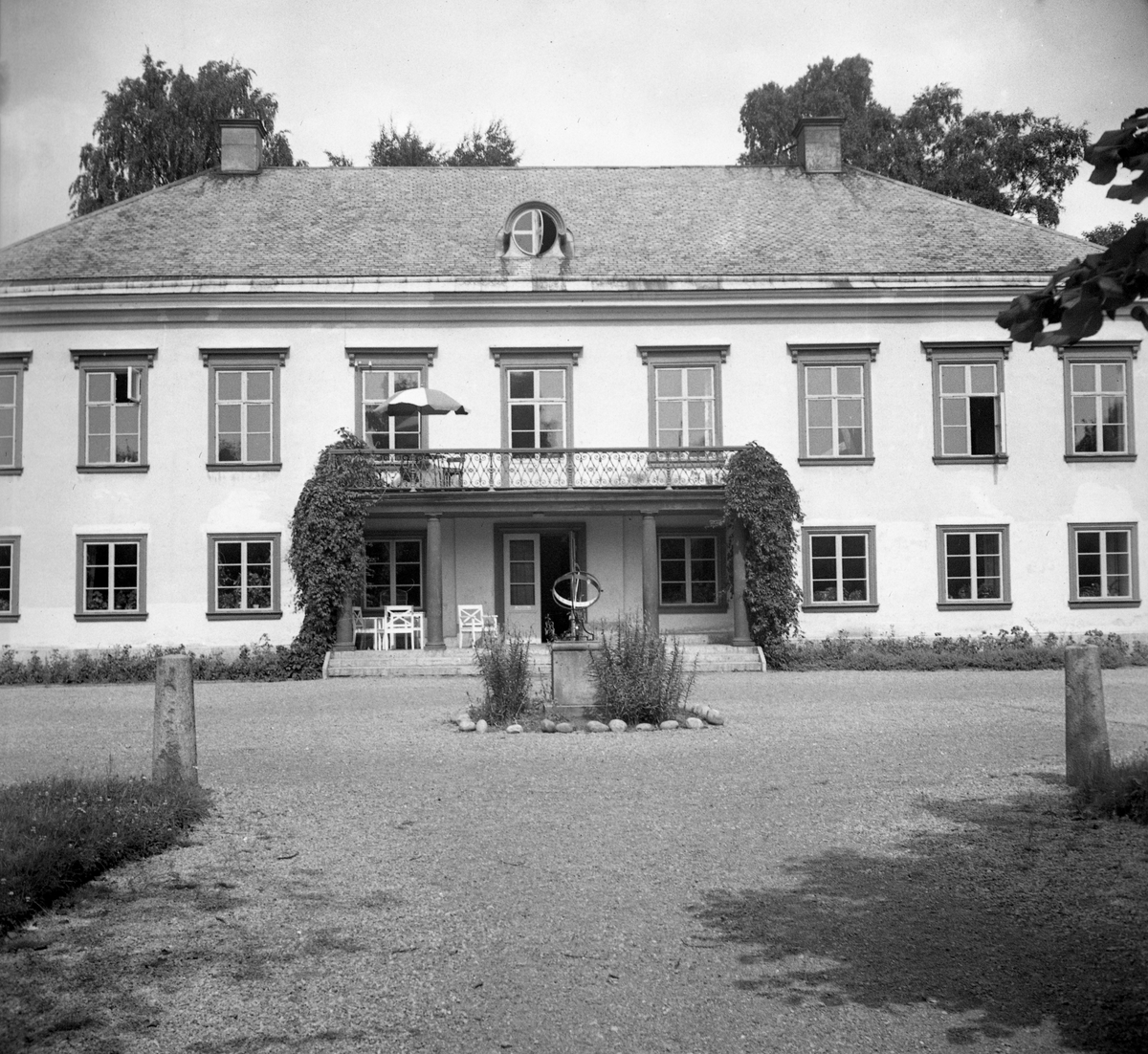 En serie bilder tagna i slutet av 1940-talet av gårdar och bostäder i Karlstads utkanter: Färjestads herrgård