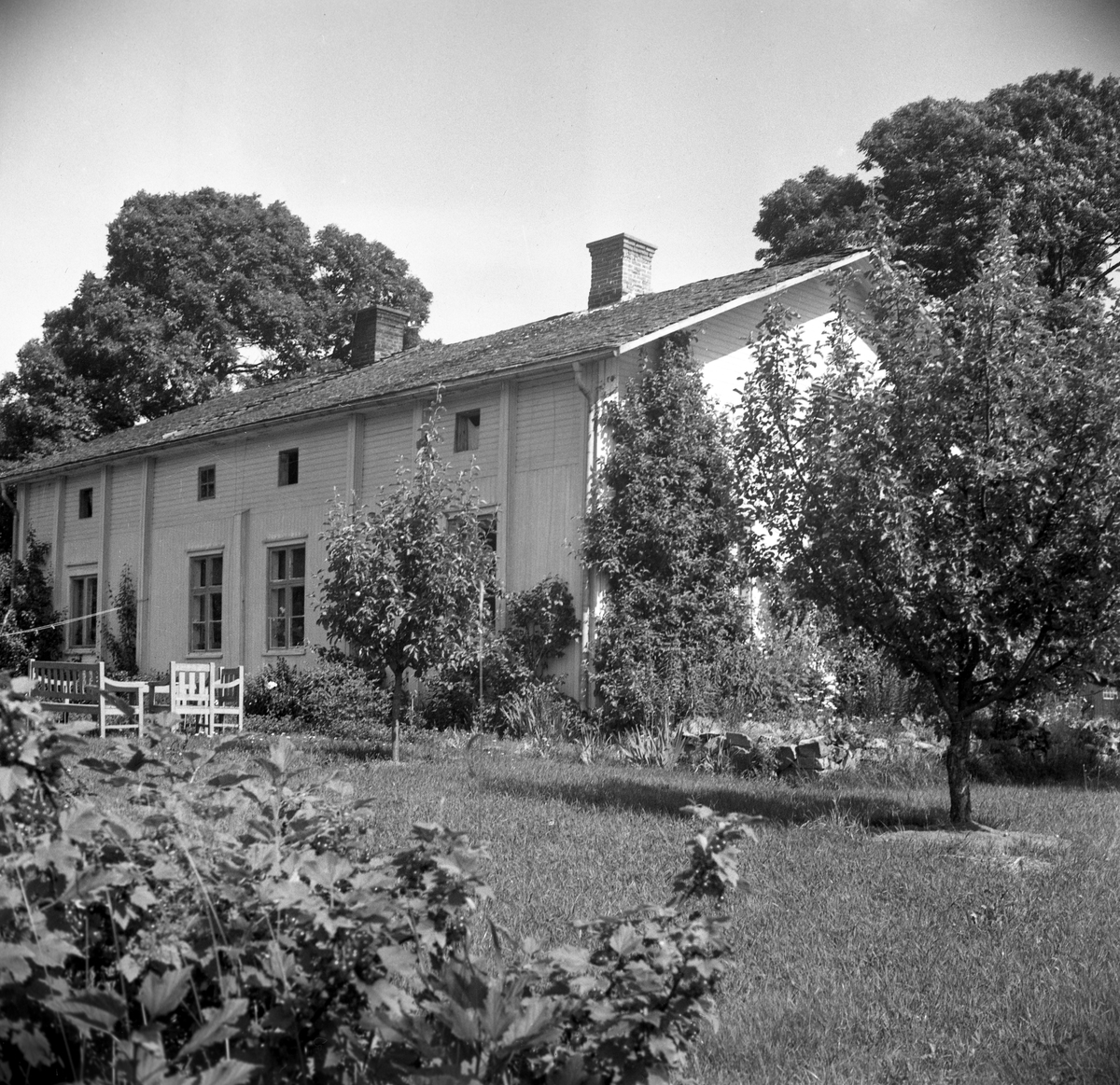 En serie bilder tagna i slutet av 1940-talet av gårdar och bostäder i Karlstads utkanter: Henstad