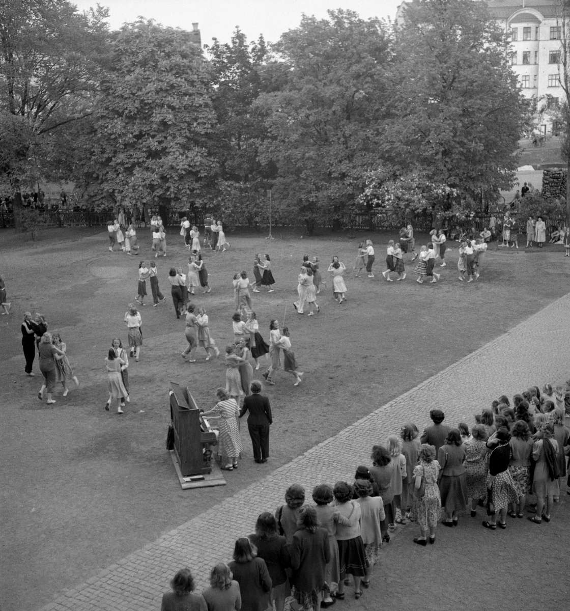 Dans på flickskolans gård år 1949.