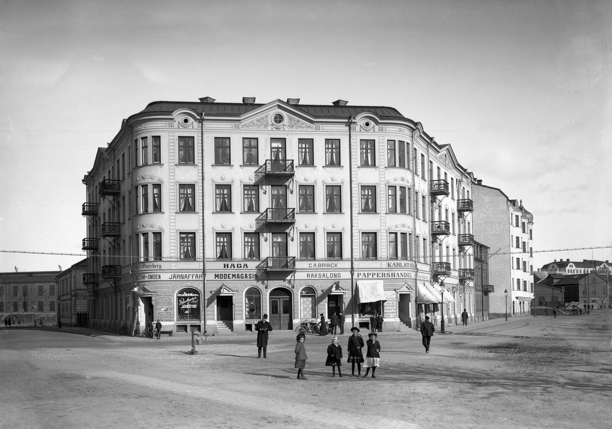 Centralpalatset med butiker i bottenplanet år 1909. Huset uppfördes av Karl-Johan Svensén 1903.