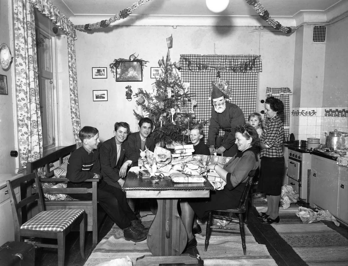 Julklappsutdelning hos Valfrid Nilson med familj 1945.