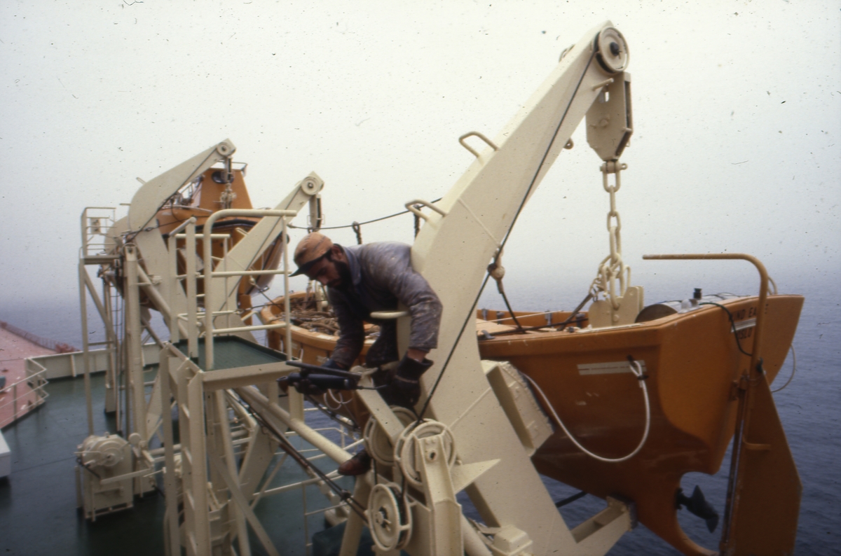 T/T ‘Wind Eagle’ (b. 1977, Kockums Varv, Malmø, Sverige), vedlikehold av vinsj til livbåt.