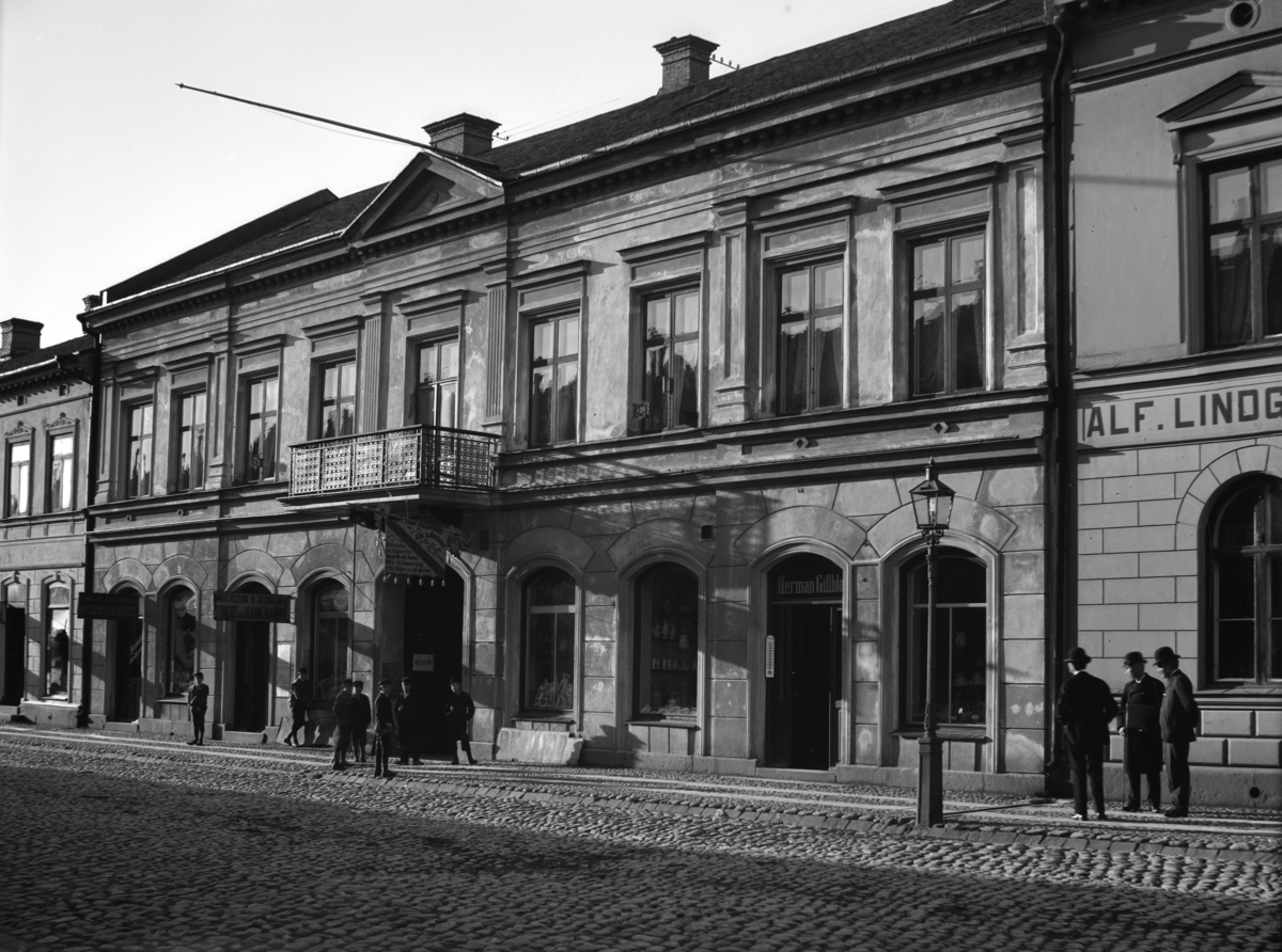 Herman Gillblads hus, ännu kvarstående, med adress Västra Torggatan 9. Bilden tagen i slutet av 1800-talet. Huset byggdes något år efter branden.