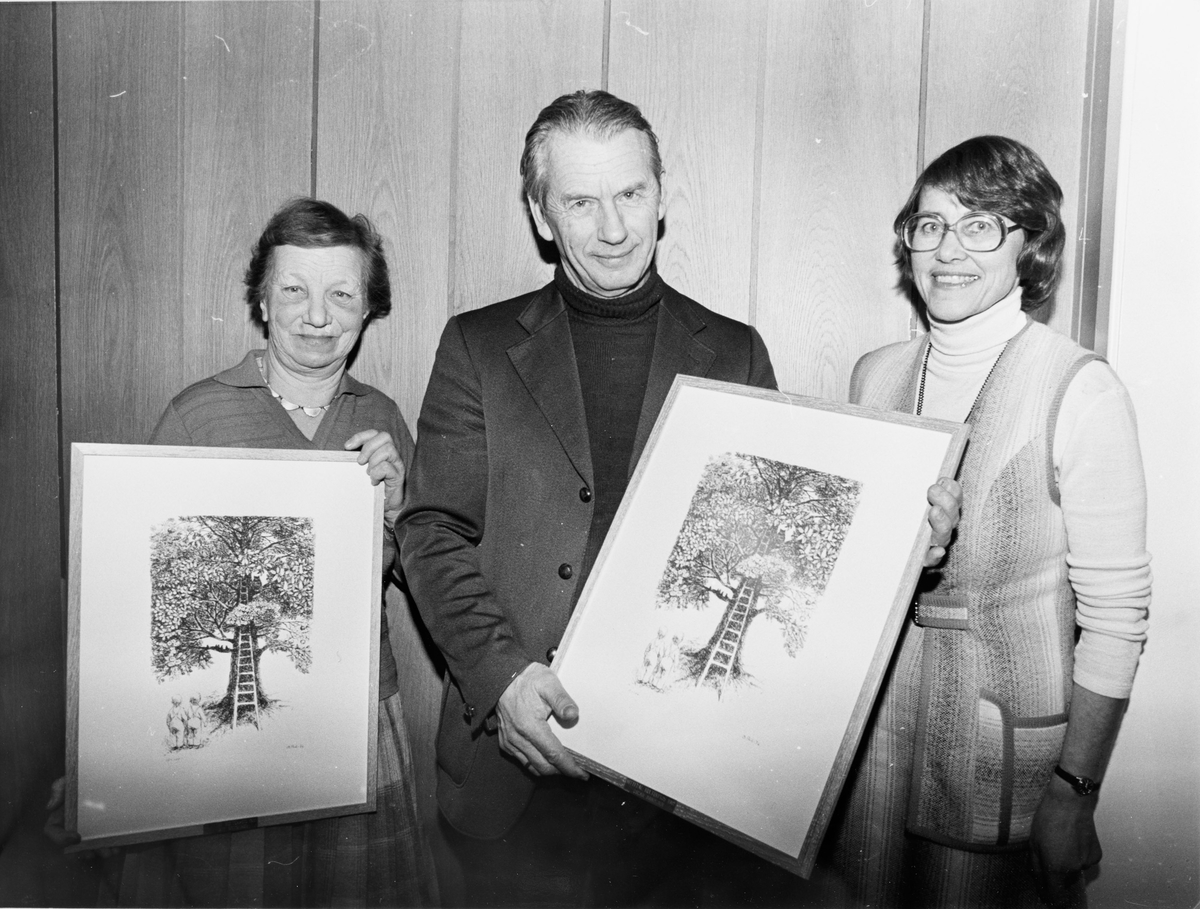 Utdeling av Nittedal kommunes kulturpris 1982. Prisen gikk til Marit Haugerud og Oskar Bandlien.  Kulturstyrets leder Ingrun Slungård til høyre.