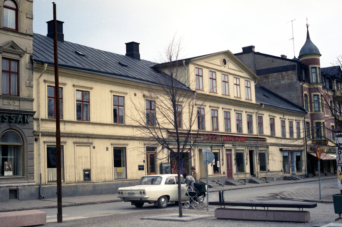 Bildsvit tagen v&aring;rvintern 1972 i Arvika. Storgatan 28 i kv L&auml;karen, J&ouml;sse Manufaktur. Huset brann ner 1989 i en anlagd brand men byggdes upp igen i en liknande stil.