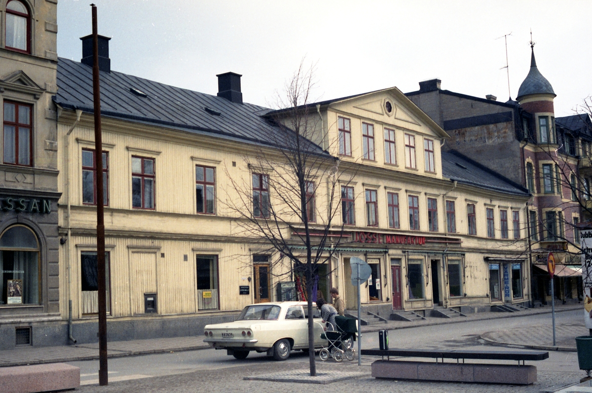 Bildsvit tagen vårvintern 1972 i Arvika. Storgatan 28 i kv Läkaren, Jösse Manufaktur. Huset brann ner 1989 i en anlagd brand men byggdes upp igen i en liknande stil.