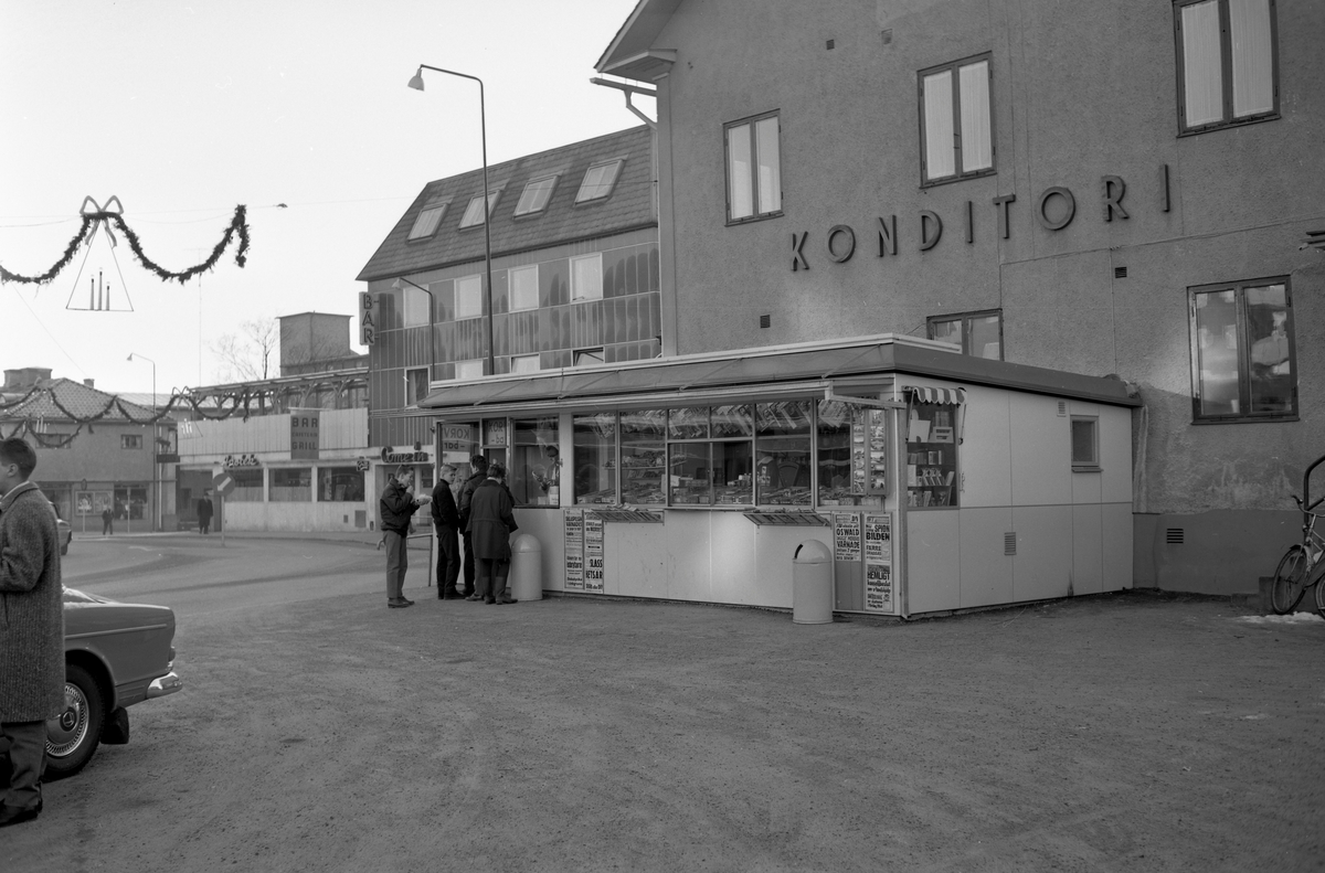 Marielundskiosken vid GDG:s busscentral i Arvika hösten 1963.