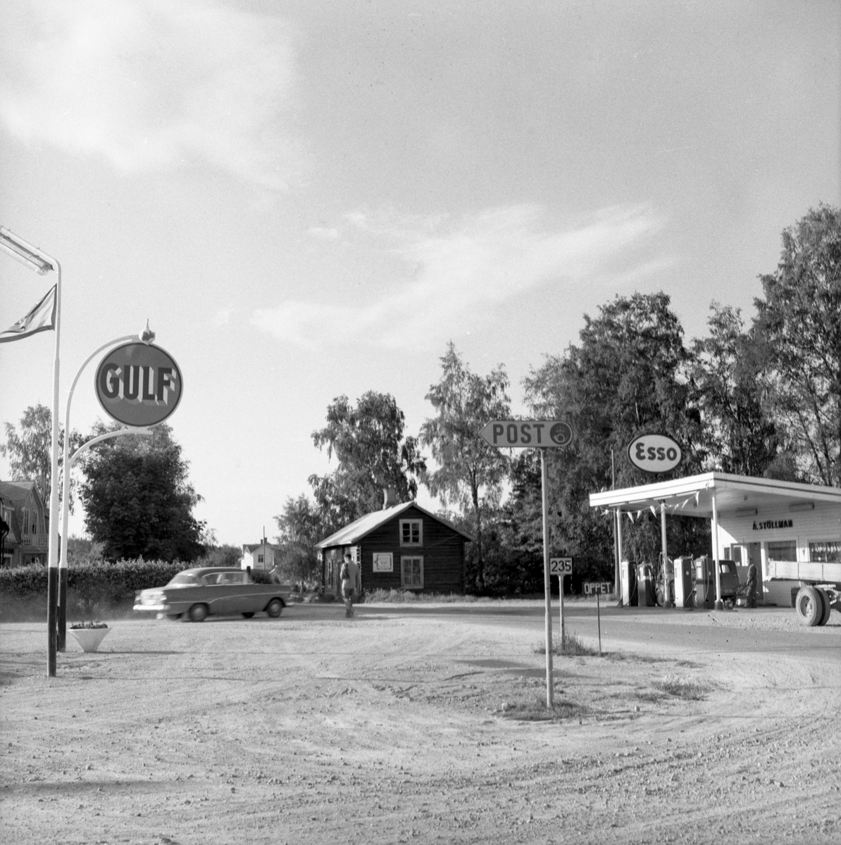Någonstans i Värmland - från slutet av 1950-talet. Kommentar från en användare: "Gulf och Esso på Kyrkheden i Ekshärad".