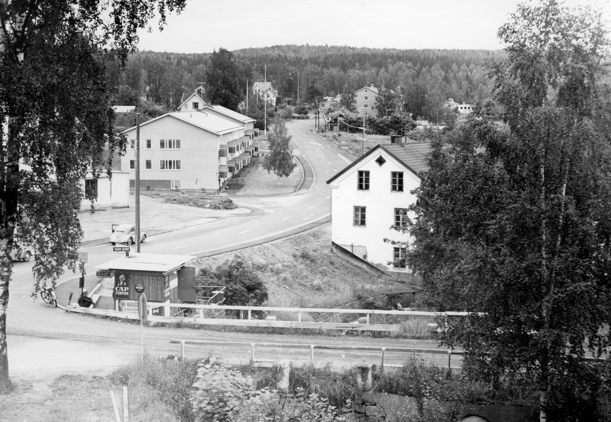 Någonstans i Värmland - från slutet av 1950-talet. Åmotfors med det sk Lundbergshuset och Lillforsens kraftstation där Lillälven rinner ut från Bysjön till Nysockensjön.