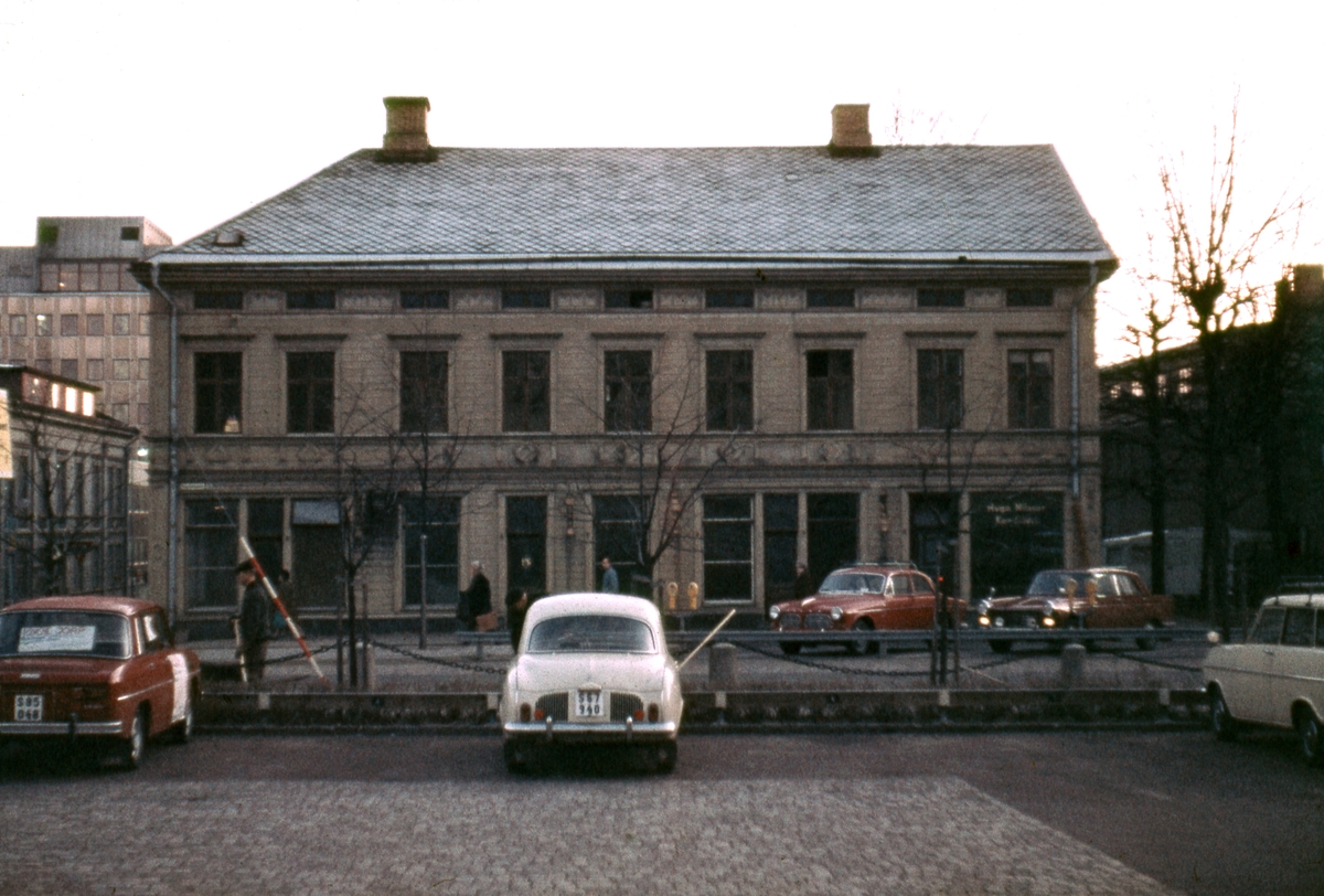 Hugo Nilssons konditori, en oas för real- och gymnasieskolelever under decennier, inför rivning hösten 1970. Huset var byggt 1873.