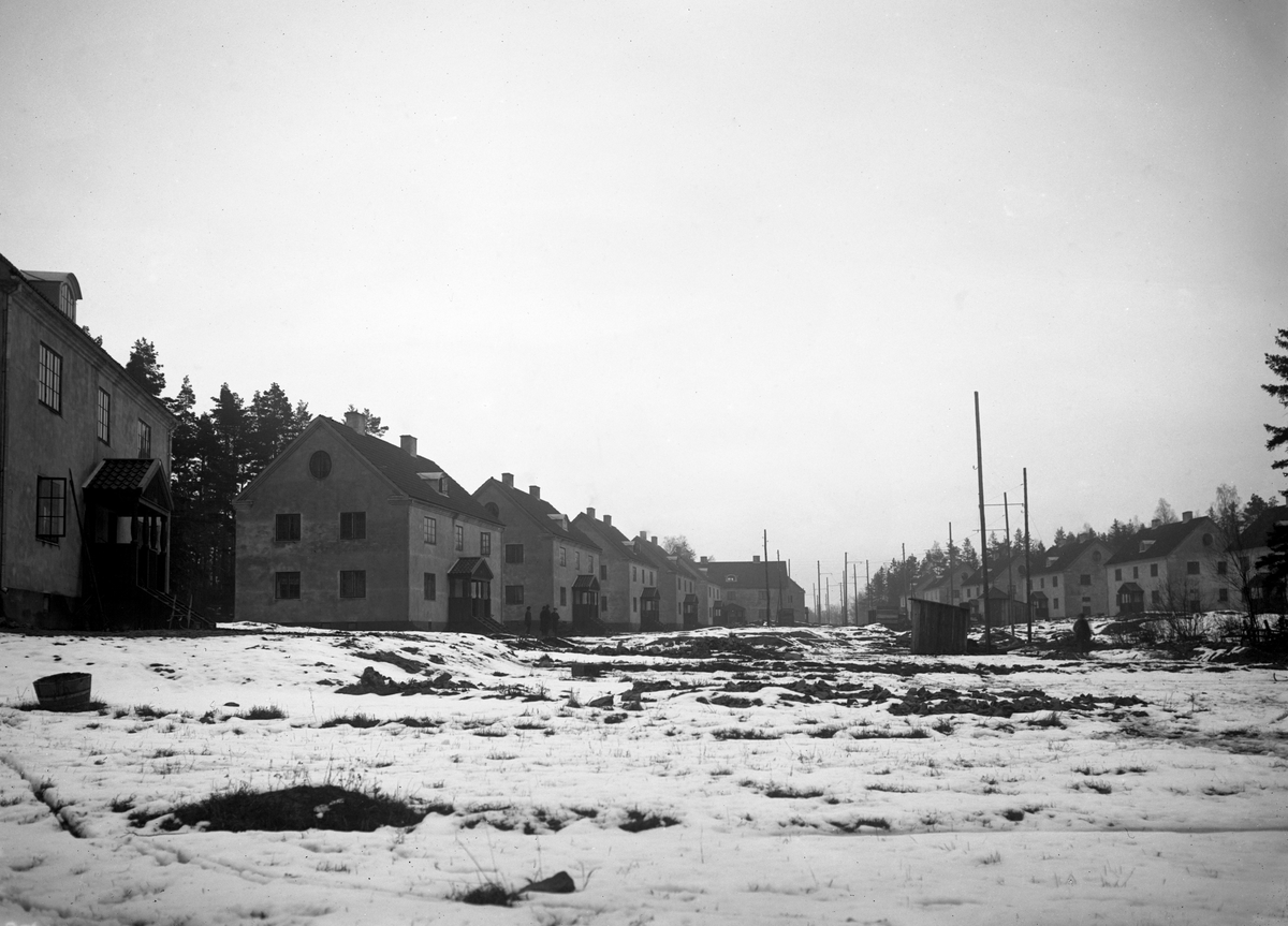 Det nyuppförda Lillängsområdet på en bild som togs i december 1919. Bröderna Wästlunds byggfirma uppförde 40 arbetarbostäder i sten åt Uddeholmsbolaget 1917-1919.