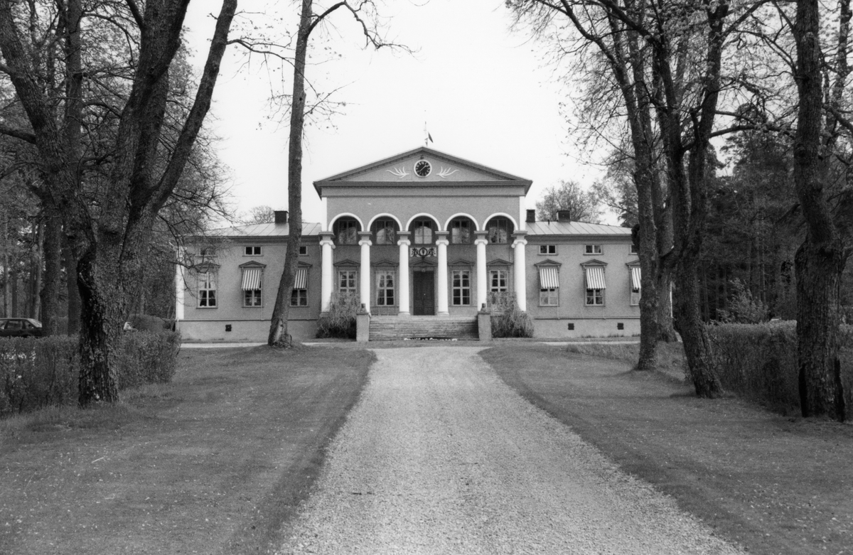 Krontorps herrgård. Byggnaden uppfördes i nyklassicistisk stil 1825-28 och är ett byggnadsminne sedan 1969.