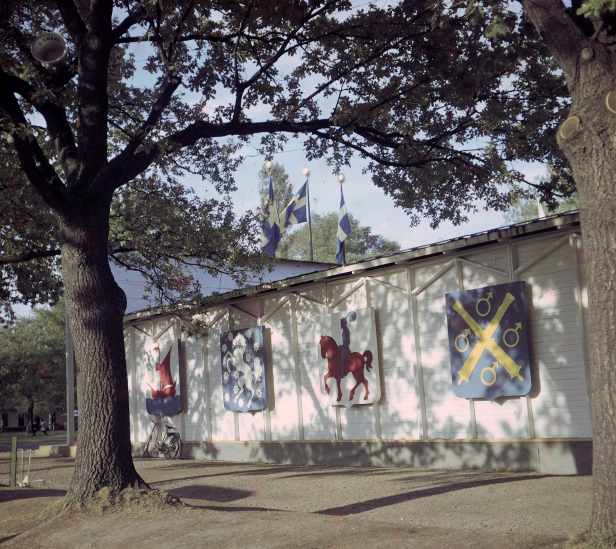 Färgbild från Utställningen "Värmland Visar" år 1947 i Stadsträdgården, Vänershov. Utställningen invigdes den 19 juni.