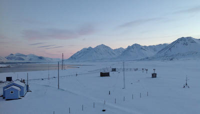 Blått fredet hus med fjell på Svalbard (Foto/Photo)