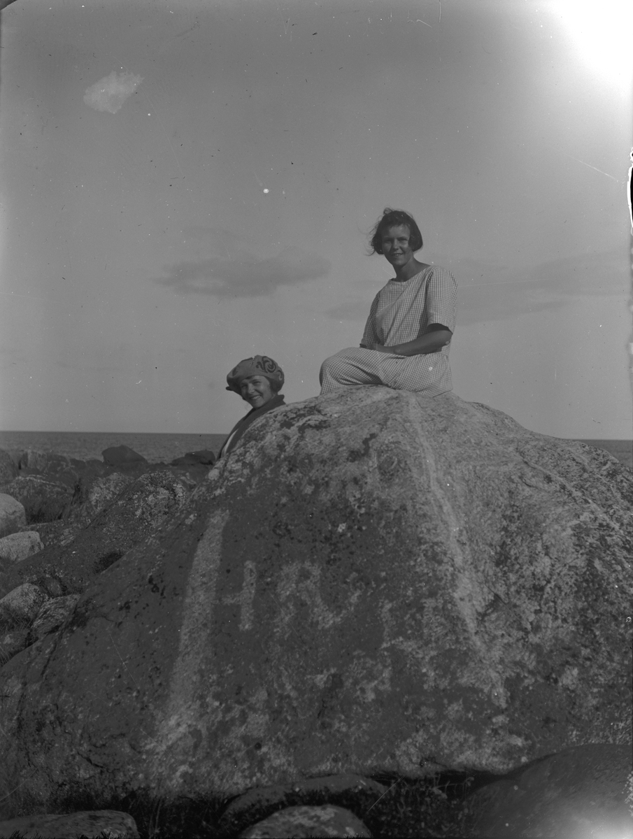 Unga kvinnor på sten
