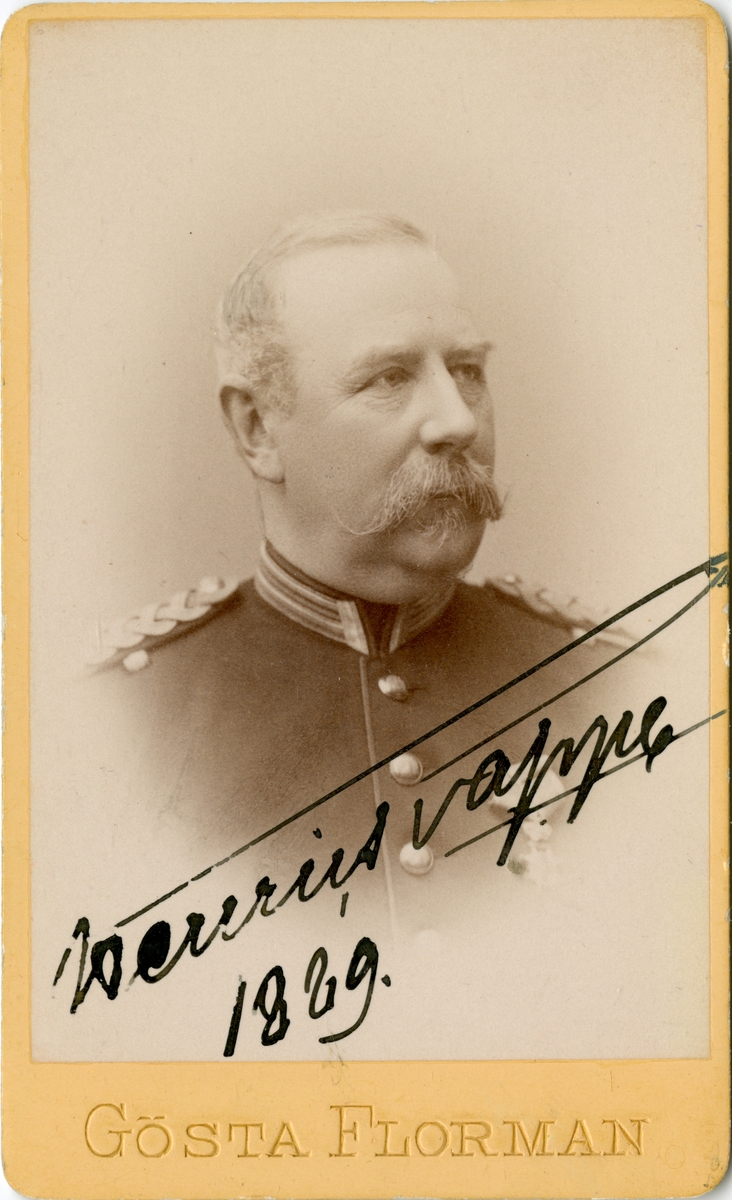 Porträtt av Henric Esaias Anton Carl Rappe, överstelöjtnant vid Norra skånska infanteriregementet I 24.
Se även AMA.0008411.