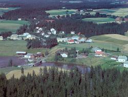 Skråfoto av boligfeltet ved Mjørudhaugen og Skriken i Rakkes