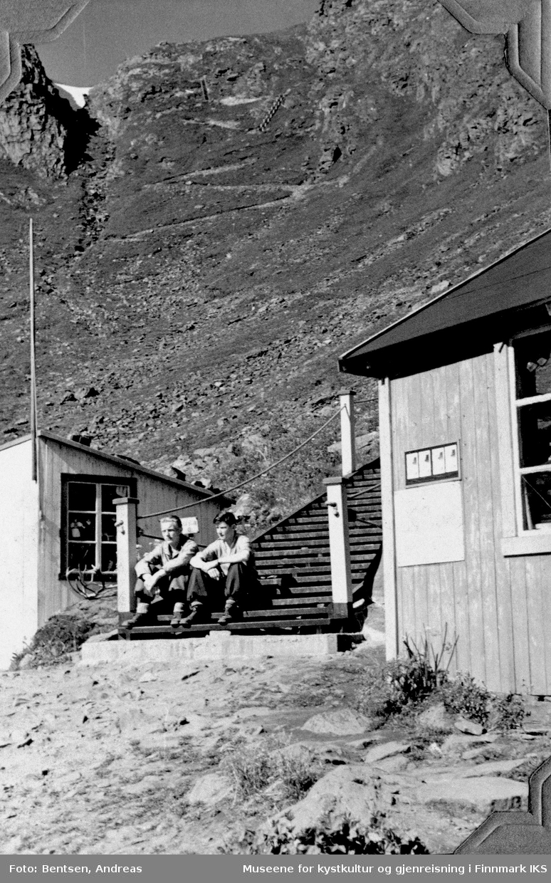 Hornvika med deler av bebyggelsen. I bakgrunnen sikk-sakk-veien til Nordkapp. 1934-41.