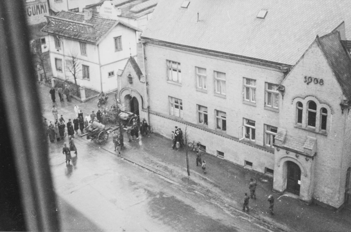 Tyske tropper rykker inn på Majorstuen skole som skal brukes som kaserne.