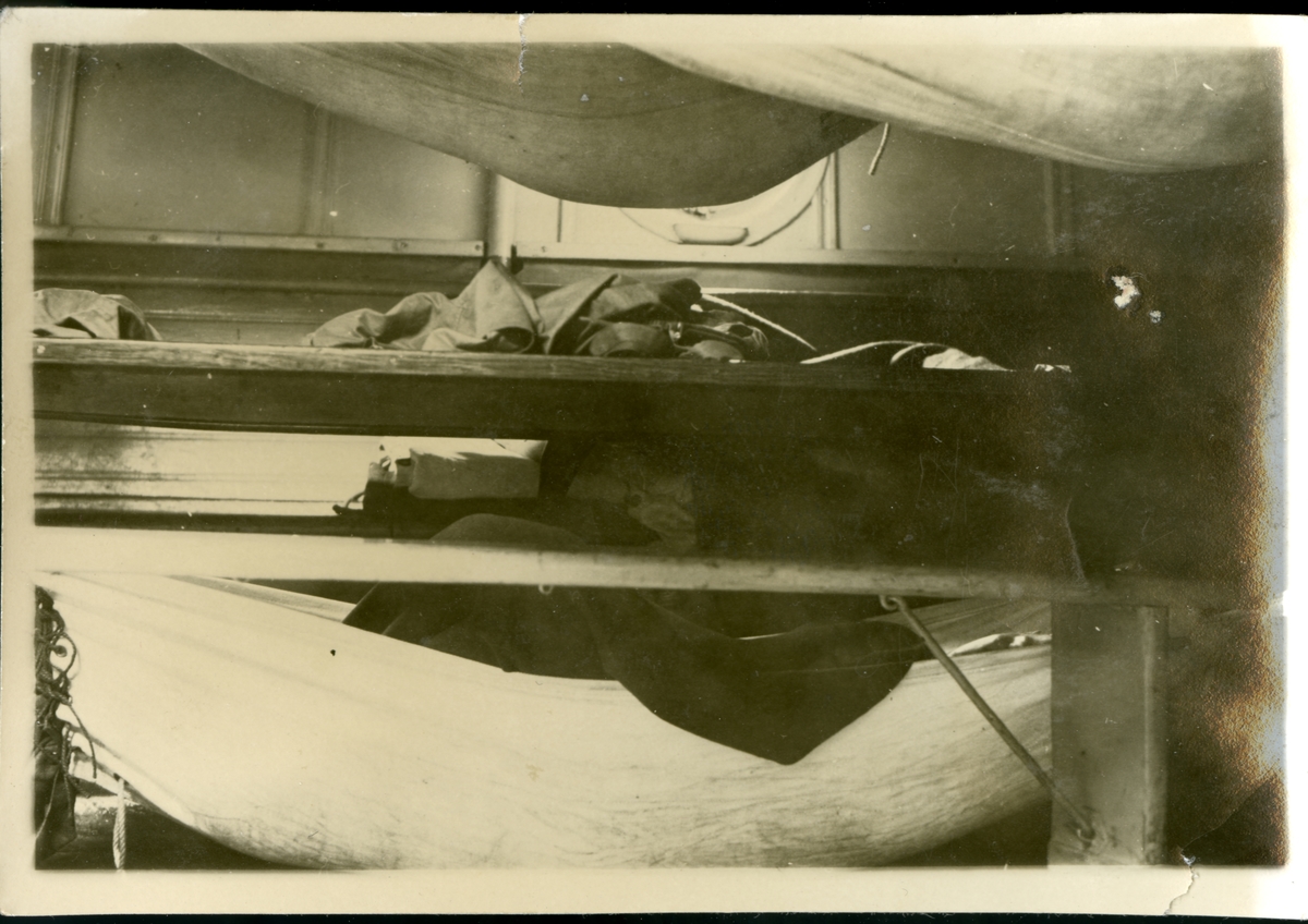 Bilden visar sjömän som sover i hängmattor ombord på pansarbåten Svea.