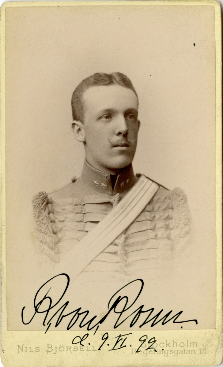 Porträtt av Reinhold Gustaf Edvard Moore von Rosen, löjtnant vid Livgardet till häst K 1.

Se även bild AMA.0000875.