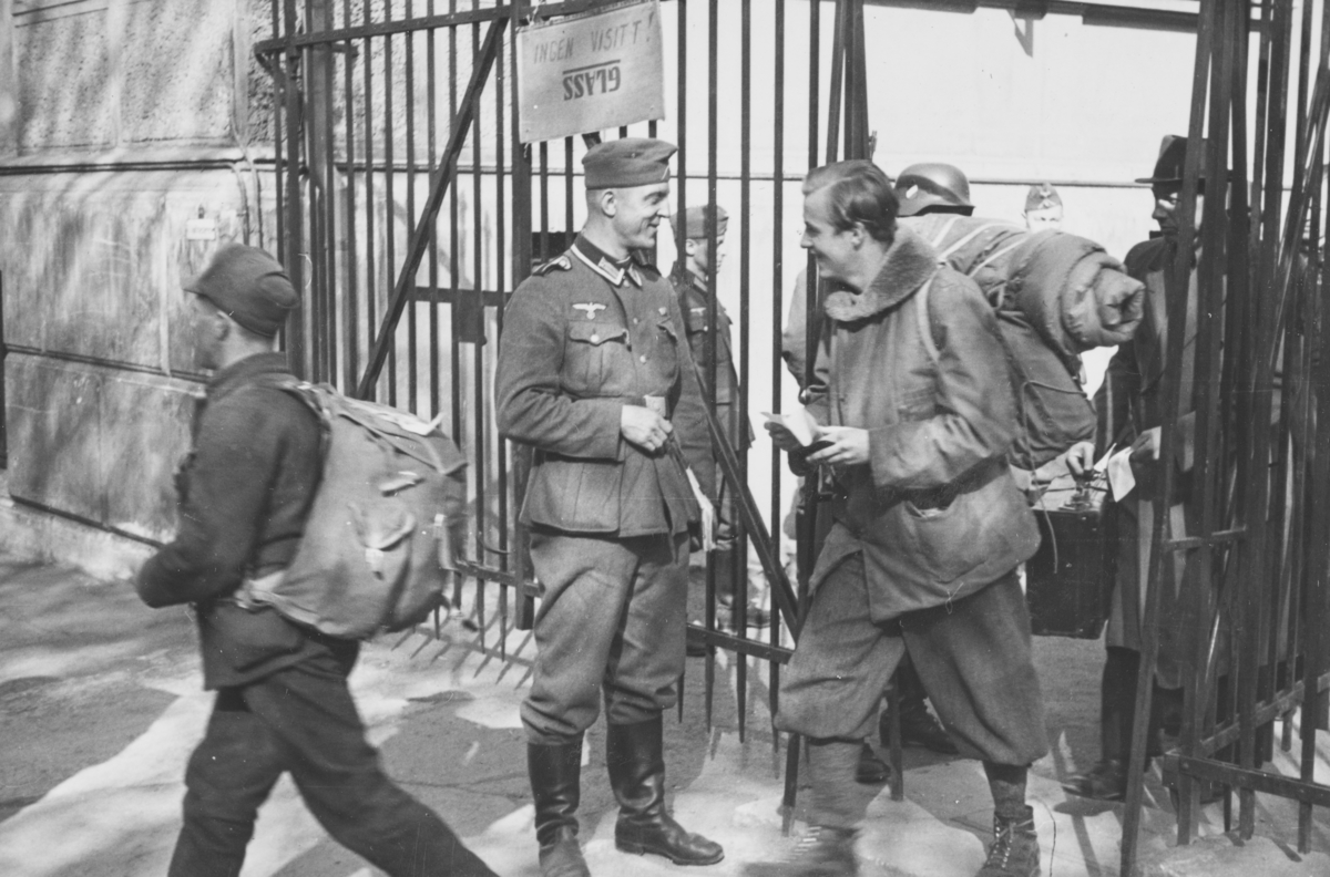 Norsk fangeleir  ved Logen i mai 1940. Tysk vakt ved porten. Tekst fra album: "Avskjed med den populære underoffiser."