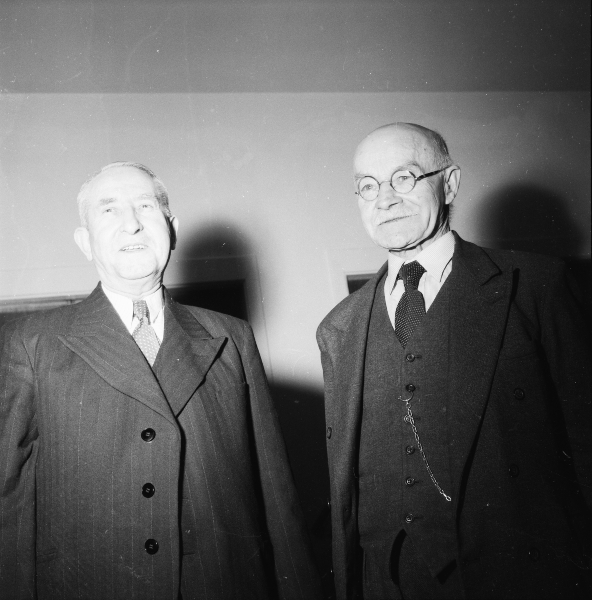 Vardens arkiv. "Gamle og nye formann i styret for Skiens Gamleheim. Johanes Jensen og Andreas Olsen" 13.01.1954