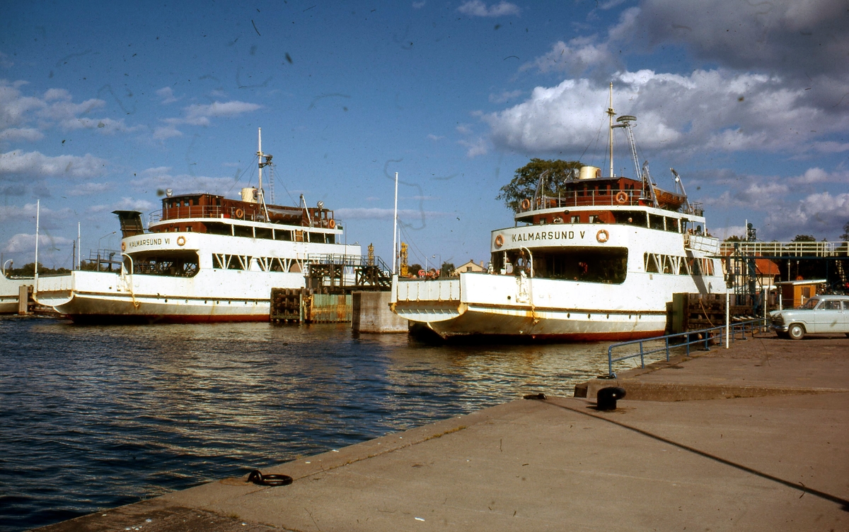 Passagerarfärjorna Kalmarsund VI (till vänster) och Kalmarsund V, vid färjeläget i Färjestaden.