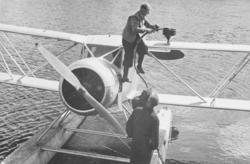 Ved ambulanseflyets avgang til Nord-Norge. Flyver Hans Grøn 