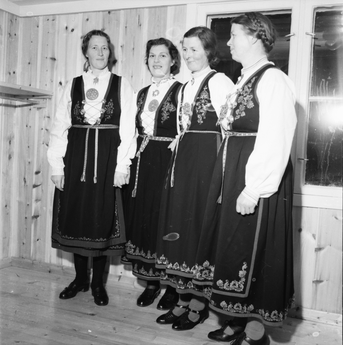 Vardens arkiv. "Åpningen av Raulandshuset" 09.01.1954