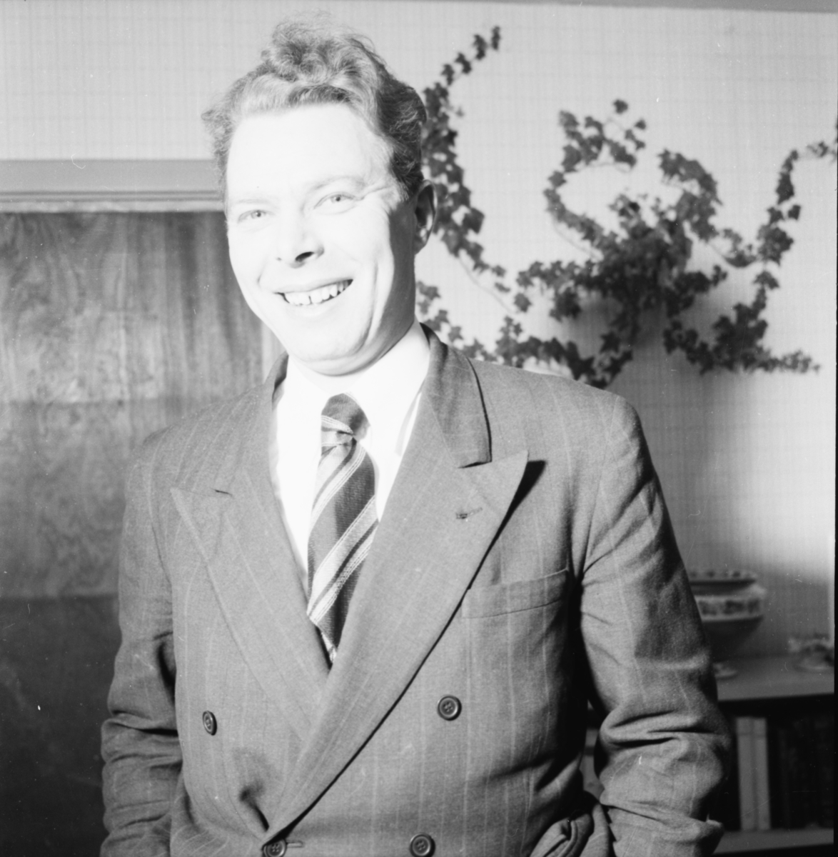 Vardens arkiv. "Ny skole i Vinje. Rutebileier Bjørn Gardsjord" 09.01.1954
