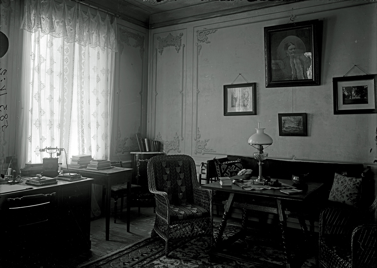 Interiör, antagligen kontor och arbetsrum, Strö gård. Fotograferingsår är angivet som 1933, men osäkert, samt " under Fredrik von Posts tid" av registrator.