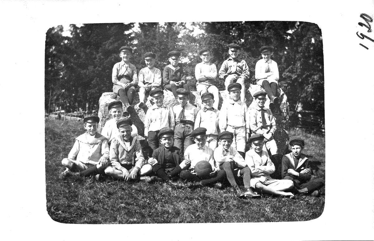 Skolutflykt i Norsa hage 1920