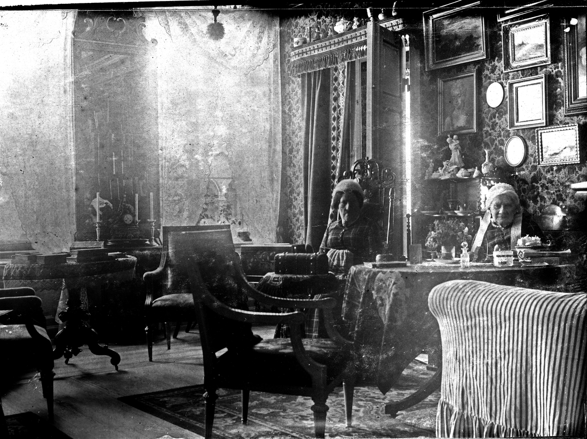 Två kvinnor som sitter vid ett bord. Fotograf Alfred Bergendahl. Givare H Bergendahl.