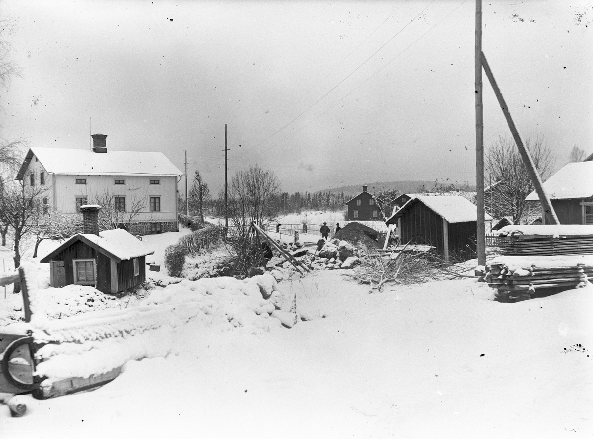 Ågrävningen startade hösten 1927. Från Sjutängsvägen i sydost med gamla bron i centrum. Byns spruthus i förgrunden flyttades till renseriplan. Åsmundshyttan nr. 5 "Jan-Mats" lilla gård och tvättstuga och till vänster Åsmundshyttan nr. 6 "Mattsas" i bakgrunden