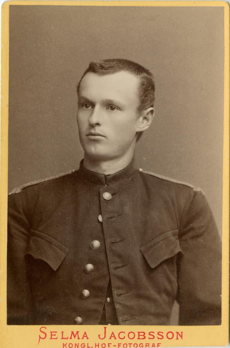 Porträtt av Johan Julius Peterson, underlöjtnant vid Gotlands nationalbeväring I 27.
Se även AMA.0005577.