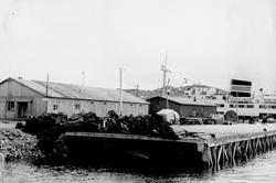 Gjenreisning i Honningsvåg. Holmen med brakke, dampskipskai 