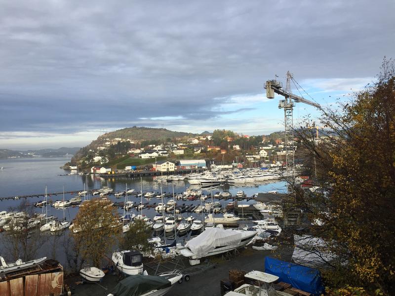 Fana båthavn med Dolviken sjøkabellager i bakgrunnen (Foto/Photo)