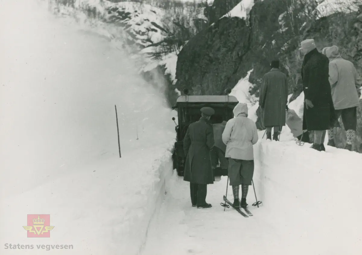 Demonstrasjon av Rolba produkter. Unimog lastebil  med snøfreser. Klikk på pilen til høyre for å se flere bilder.