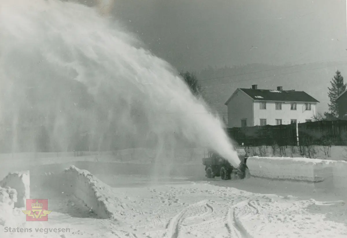 Demonstrasjon av Rolba produkter. Unimog lastebil  med snøfreser. Klikk på pilen til høyre for å se flere bilder.