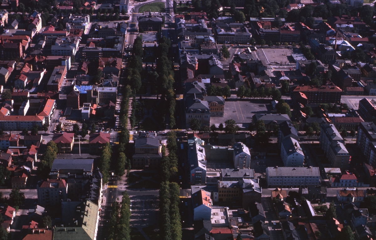 Flygbild över centrala Gävle, Rådhusesplanaden i bildens mitt.