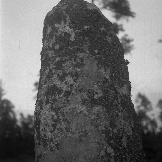 Foto (närbild) av en milstolpe av sten. 
Inskrift: "1/4 MIL."
6300 m S om Herråkra kyrka. 1 m Ö om vägen.
Vägen Herråkra-Lessebo. 
Källa: Kronobergs läns väginventering 1943.