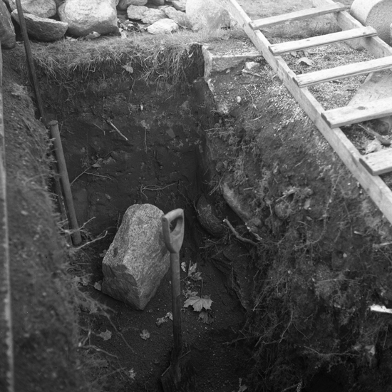Berga gamla kyrka. Arkeologisk utgrävning av grunden. 1956.
