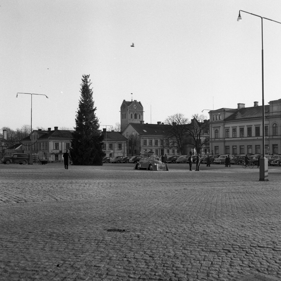 Stortorget i Växjö 1957, mot stadshotellet och domkyrkan.