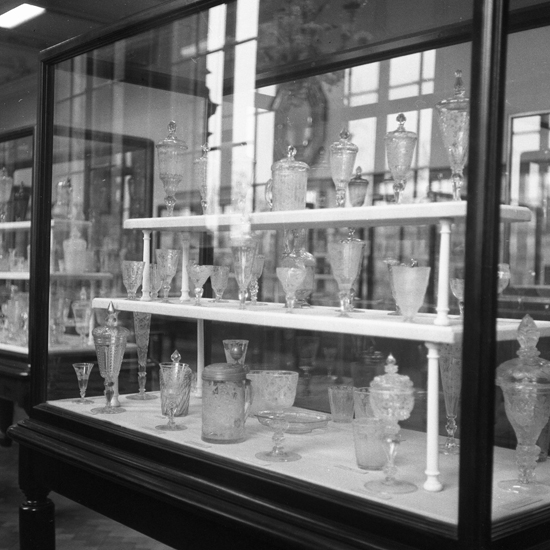 Foto av flera olika sorters glasföremål på en glasutställning.