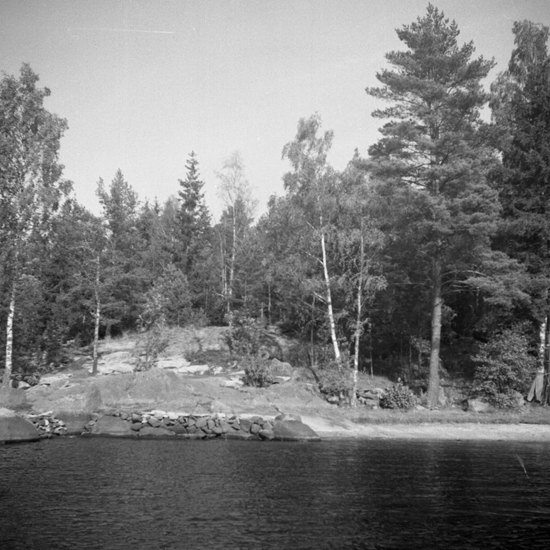 Tingsås. Brevik, fyndplats för två sandstensyxor, från S. 1968.
