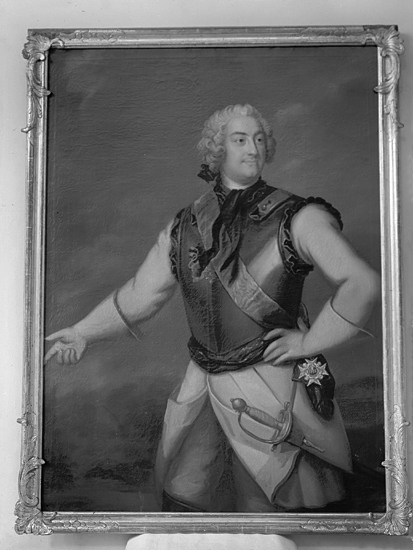 Porträtt av Adam Horn af Kankas (1717-1778). 
Man med ljus, lockig peruk, iklädd harnesk, kraghandske och
bl.a. ett svärd.
Midjebild, halvprofil.
Efter konservering.