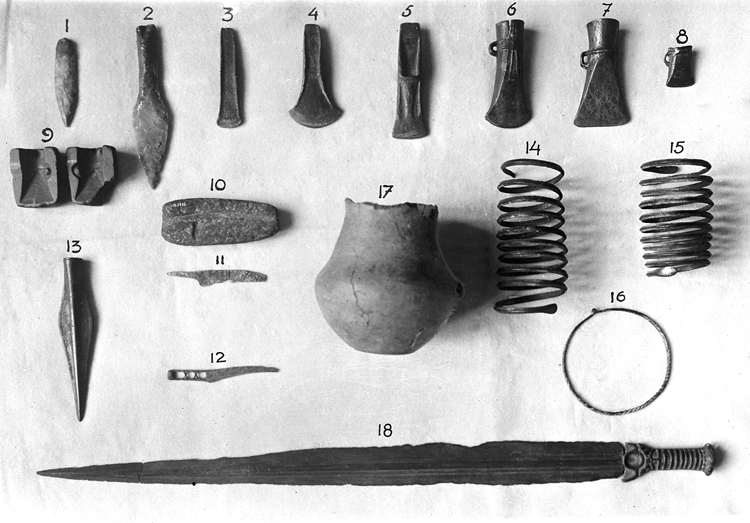 En flintdolk, kant-, avsats- och holkyxor av brons, gjutdeglar, rakknivar, en spjutspets, ett keramikkärl, spiralarmringar, en halsring samt ett svärd från bronsåldern.