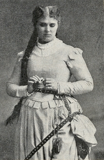 Foto på Christina Nilsson. Rollporträtt som Margareta i Faust. (AB).