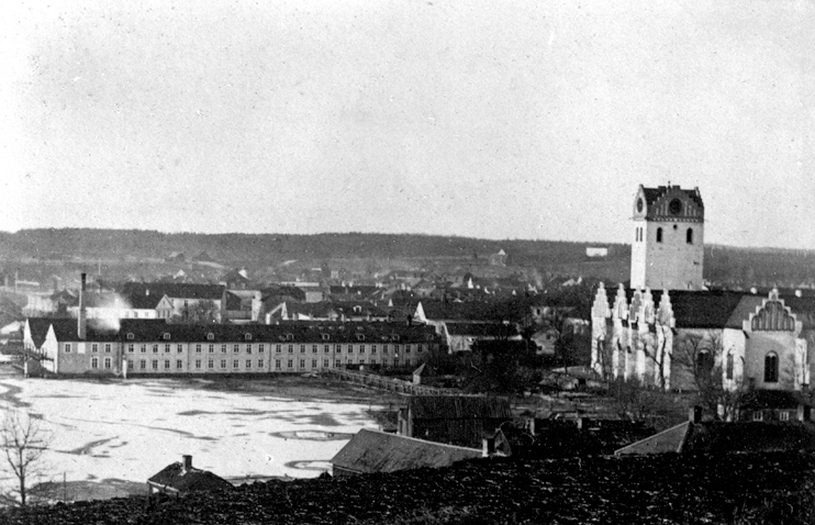 Foto taget från Staglaberget. Man ser domkyrkan och Wahlqvistska yllefabriken med bostadshus bakom.
Kopia av äldre fotografi.